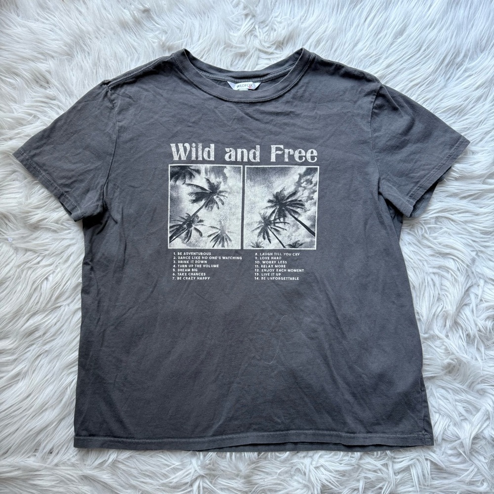 WILDFOX Wild and Free Classic T-Shirt Short Sleeve Dark Gray Cream Album Graphic